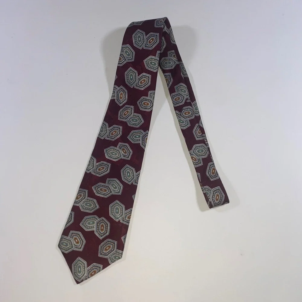 Park Avenue Mens Silk Tie Burgundy Geometric Medallion Made in USA‎ 2857